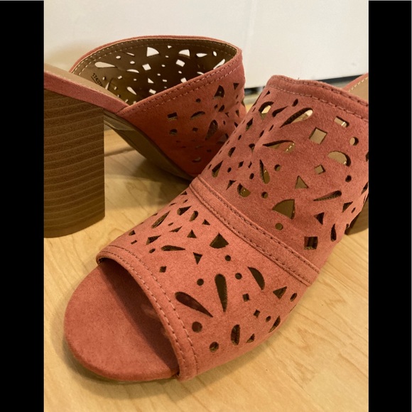 American Eagle By Payless Shoes - Size 6.5 American Eagle Dusty Rose Laser-cut Clogs